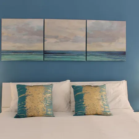 University Home Апартаменти *